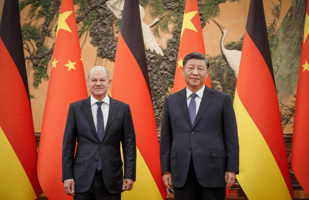 German Chancellor Olaf Scholz (left) and Chinese President Xi Jinping (right)